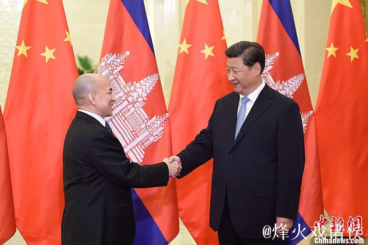习近平会见柬埔寨国王西哈莫尼