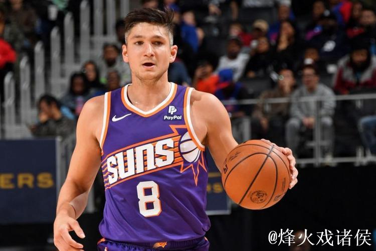 太阳官方更新ins：格雷森-阿伦在球馆中进行空中表演